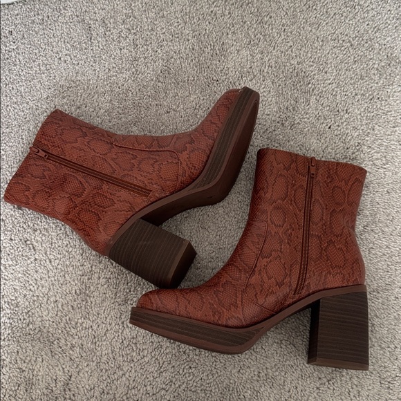 Universal Thread Brown Snake Print Ankle Boots - Size 9 - Picture 6 of 8